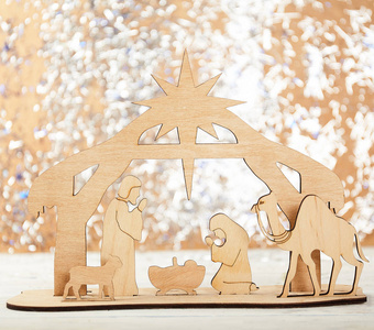 圣诞节耶稣诞生的场景，婴儿耶稣在马槽与玛丽和约瑟夫的剪影围绕着动物和智者与伯利恒的城市在远处与