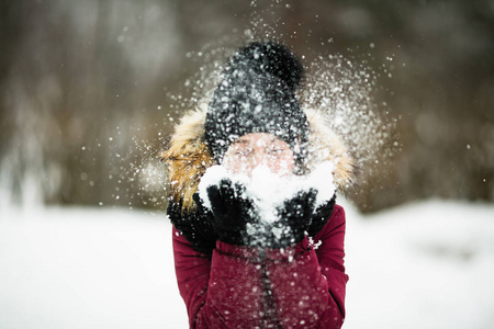 十岁的女孩在惊人的冬天喜欢下雪。