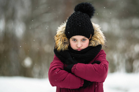 十岁的女孩在令人惊奇的冬天喜欢户外活动。