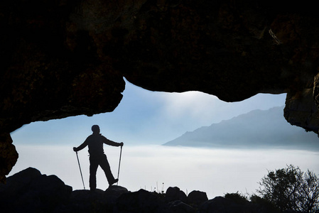 在雾蒙蒙的群山中迷人而令人印象深刻的登山运动