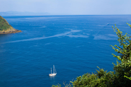 阳光明媚的一天，美丽的海景和漂浮的游艇。