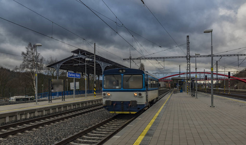 卡罗维重建后的新车站冬季黑云天不同温泉镇
