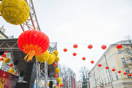 中国新年装饰灯在欧洲城市街道。 假日概念