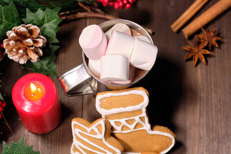 姜饼干和棉花糖棕色背景与圣诞树, 蜡烛和圣诞灯