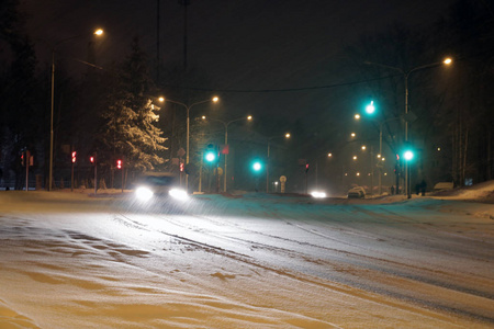 冬天路上有雪的汽车。 恶劣天气下危险的汽车交通