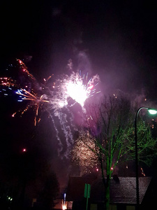 对2018年德国尼德兰根艾姆斯兰多色新年前夜烟火的印象午夜用智能手机拍摄