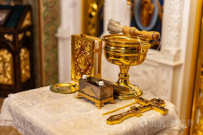 带有神圣圣经的黄金正统器皿和寺庙背景的不同东西