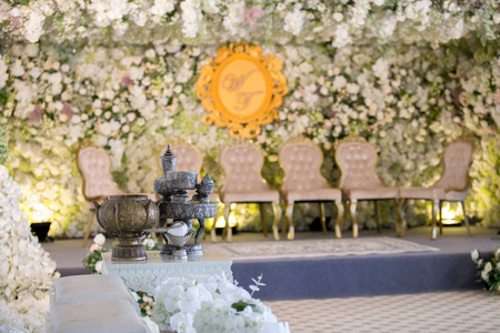 泰国婚礼配饰文化婚礼仪式豪华椅，新娘和新郎金色托盘与基座和其他。 婚礼物品的图像复制空间和广告。