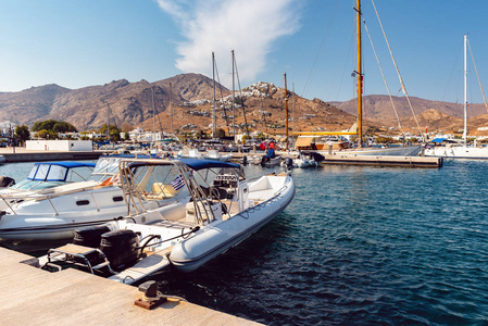 利瓦迪港的游艇和船只。 塞里夫岛希腊