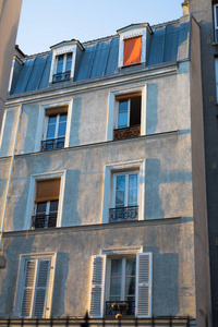 传统的旧建筑立面巴黎法国