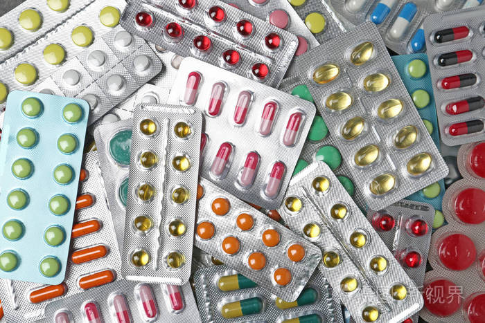 一堆不同的药丸在水泡包顶视图