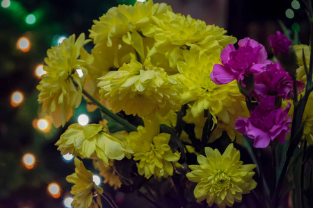 黄色菊花和粉红色康乃馨的花束