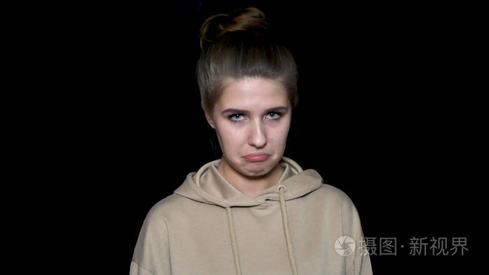 非常悲伤,不幸的女人, 脸上带着幼稚的表情