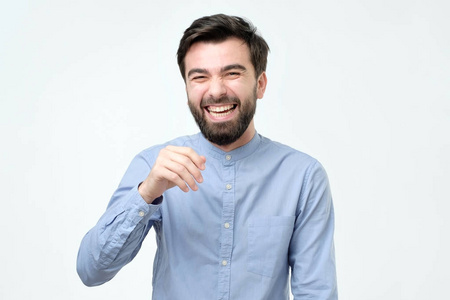 西班牙男子穿着蓝色衬衫笑或笑有欢快的样子