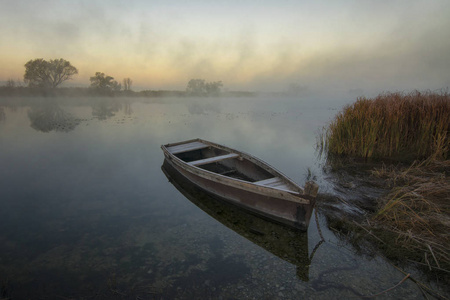雾蒙蒙的早晨，河岸上的船