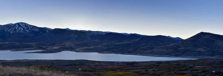 全景景观Jordanelle水库离犹他州248号公路，在瓦萨奇背岩石山和云景。 美国。