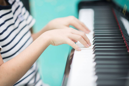 亚洲小男孩弹钢琴学习音乐教室图片