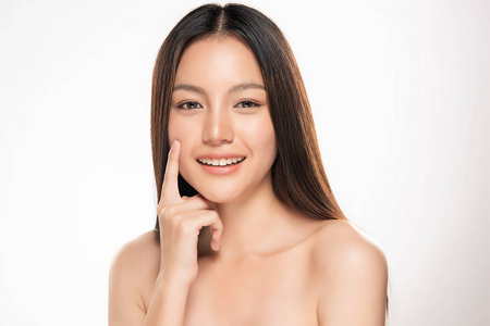 美丽的年轻亚洲女人，干净清新的皮肤外观。 女孩美丽的脸护理。 面部治疗。 美容美容和水疗。