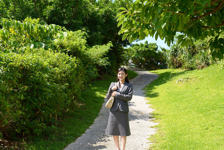 年轻女子在公园放松