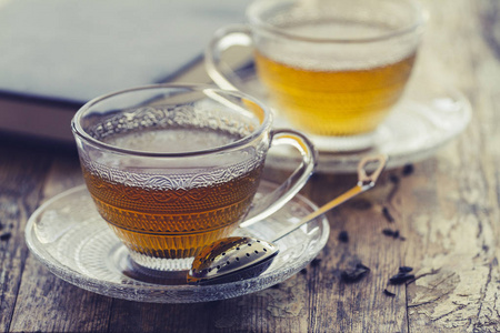 一杯绿茶放在老式的乡村木头上，模糊的或粗糙的背景上