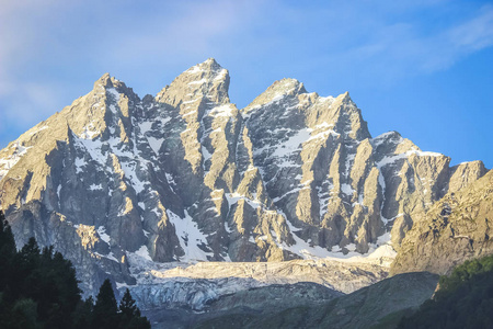 日出在雪山峰上。 索马格克什米尔有冰川的山