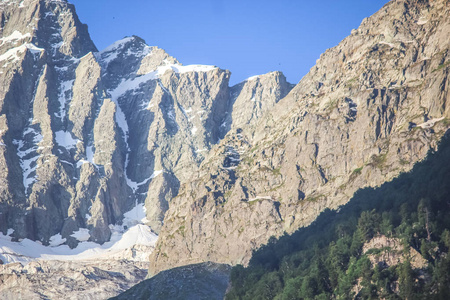 日出在雪山峰上。 帕哈格姆克什米尔有冰川的山