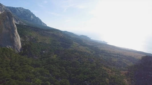 从山顶上看鸟图美丽的风景, 有森林海岸和蓝天背景。拍摄。山海岸镇全景景观。山海镇顶视图。山海沿海