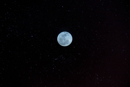 夜晚的蓝色月亮，天空上有星星。