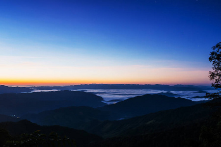 泰国南部日落的风景山。