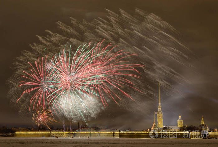 美丽的节日烟花为圣诞节.明亮的烟花超过彼得和保罗堡垒.照片-正版商
