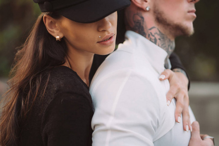 在街上拥抱男友的女孩照片