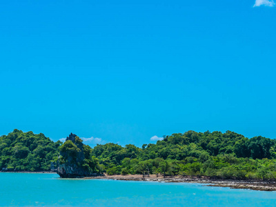 美丽的热带海洋，蓝天背景为白云，可供旅行和度假