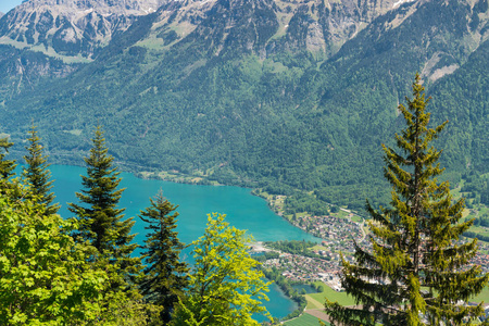 美丽的因特拉肯镇，Eiger，Monch和Jungfrau山，以及图恩湖和布里恩斯湖，从两个湖大桥观景台在哈德尔库姆，瑞士。