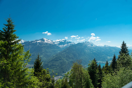 美丽的因特拉肯镇，Eiger，Monch和Jungfrau山，以及图恩湖和布里恩斯湖，从两个湖大桥观景台在哈德尔库姆，瑞士。