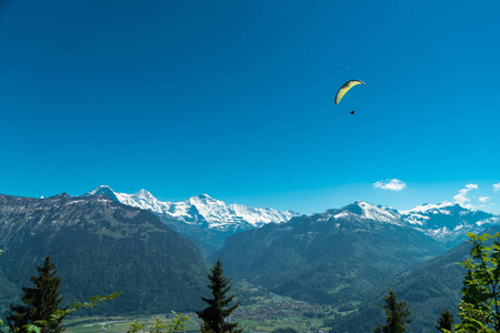 美丽的因特拉肯镇，Eiger，Monch和Jungfrau山，以及图恩湖和布里恩斯湖，从两个湖大桥观景台在哈德尔库姆，瑞士。