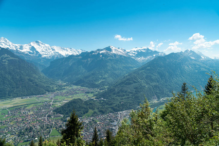 美丽的因特拉肯镇，Eiger，Monch和Jungfrau山，以及图恩湖和布里恩斯湖，从两个湖大桥观景台在哈德尔库姆，瑞士。