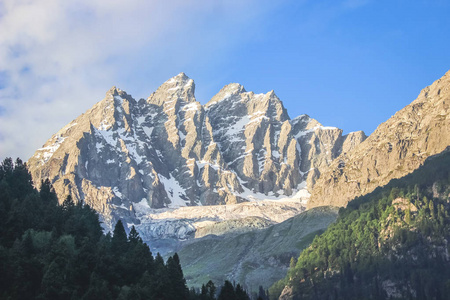 一座白雪皑皑的山峰上日出。克什米尔喜马拉雅山上有一座冰川的山