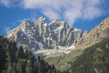 白雪皑皑的山峰..克什米尔喜马拉雅山上有一座冰川的山