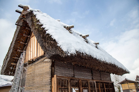 传统民居屋顶在白川村的冬季，包括传统的房子加绍风格和联合国教科文组织世界遗产之一的日本岐阜