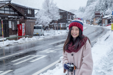 雪中送炭的喜姑娘在白川村一带，有着传统的盖肖风格和联合国教科文组织世界遗产之一的日本岐阜