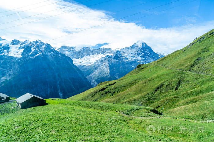 美丽的阿尔卑斯山，蓝天，瑞士的磨德尔瓦尔德