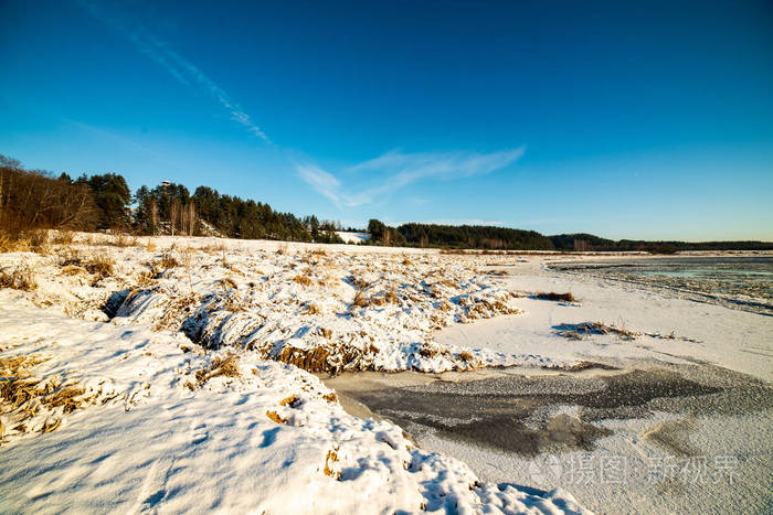 冰冻的河水在冬天被冰覆盖着