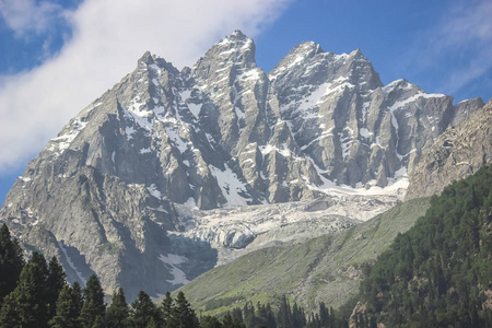 关闭一座雪山峰。 克什米尔喜马拉雅山上有冰川的山