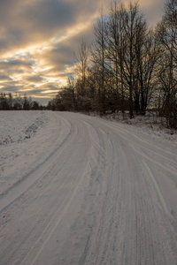 白雪覆盖的冬季道路，轮胎痕迹