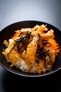 虾仁天妇罗饭碗配虾蛋和海草日本菜式