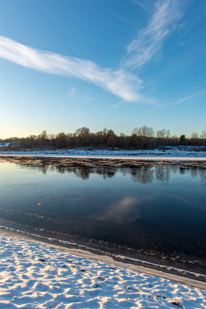 冰冻的河水在冬天被冰覆盖着