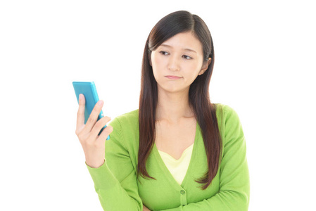 不满的亚洲女人带着智能手机