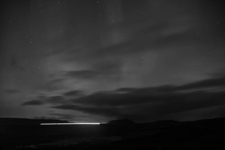 大自然的奇迹.极光黑暗的天空.惊人的自然现象.最好的地方看到北极光.