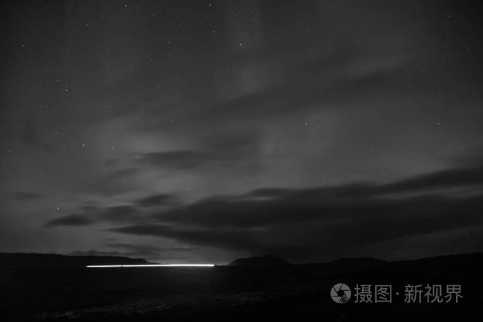 大自然的奇迹.极光黑暗的天空.惊人的自然现象.最好的地方看到北极光.