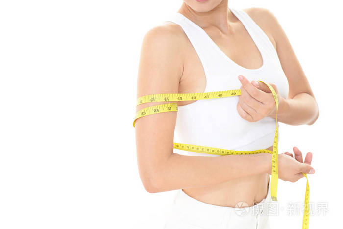 测量她上臂的女人